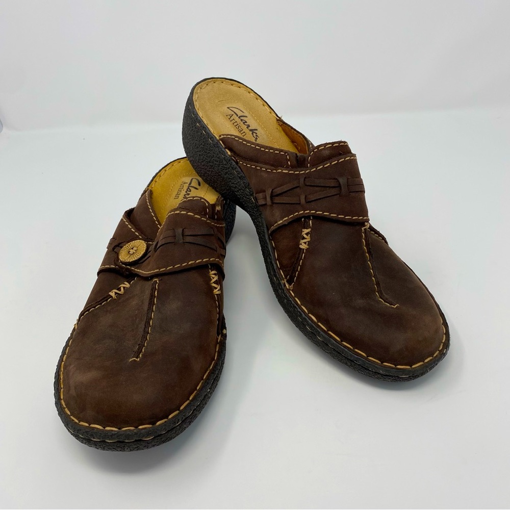 Clarks Artisan leather Sz 8 mules clogs slip on brown suede Like New Wood Button